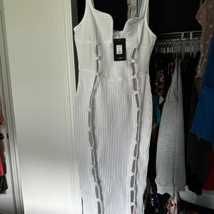 Elegant White Sleeveless Dress